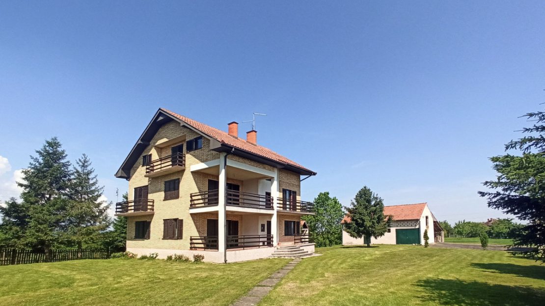 загородный дом с садом