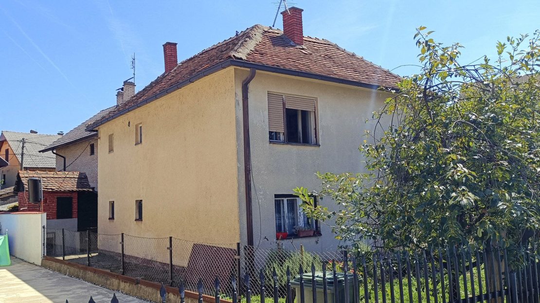 двухэтажный дом в Лознице spratna porodična kuća u Loznici