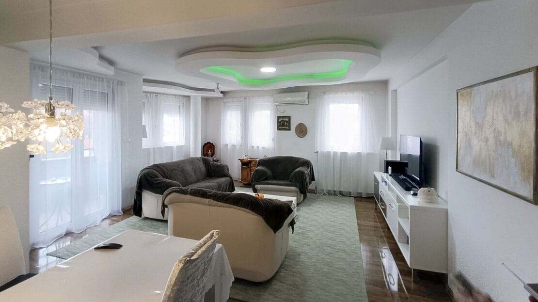 Просторная современная квартира в Лознице, moderan četvorosoban stan