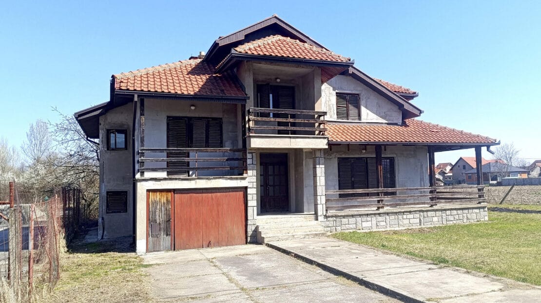 просторный дом в Лознице с гаражом