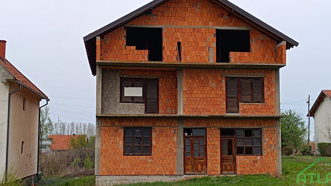 незавершенный дом в Лознице