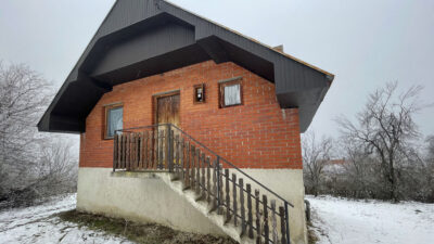 01046 Seosko imanje sa voćnjakom