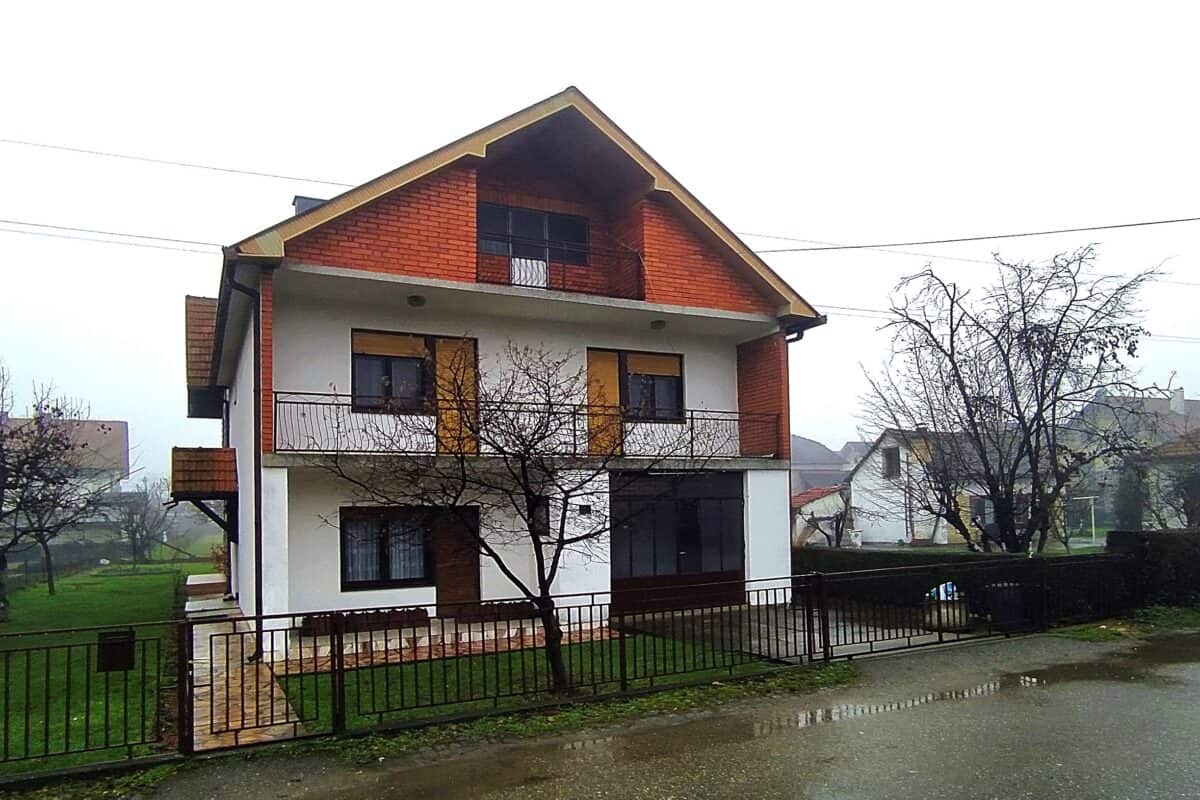 Двухэтажный дом в Лознице