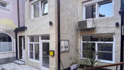 00882 Здание с коммерческим помещением и квартирой