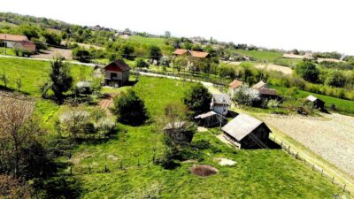 00946 Участок с маленьким домом