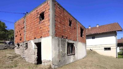 00950 Участок с недостроенным домом в Бане Ковиляче